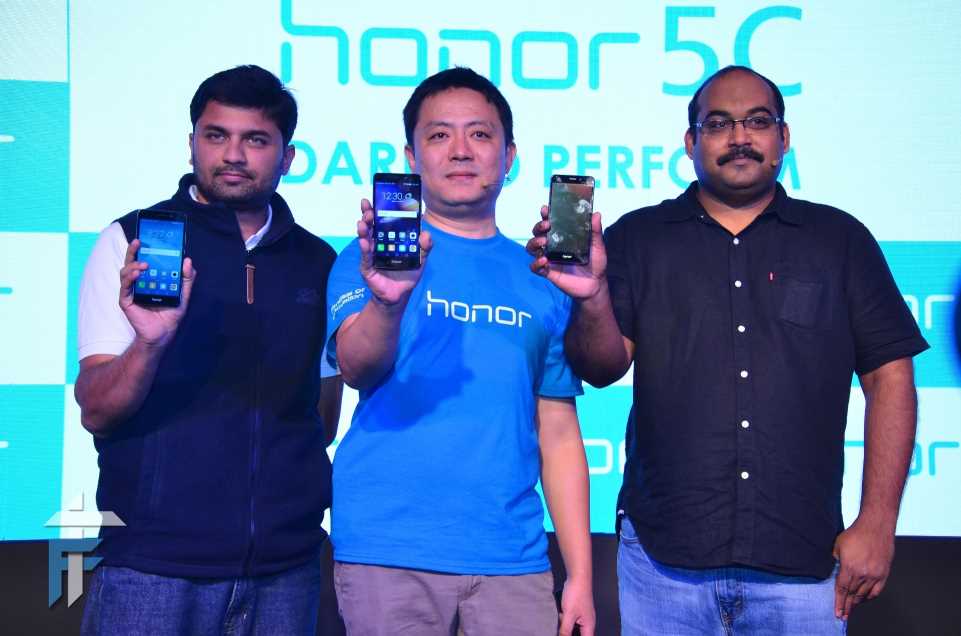 R-L, P. Sanjeev, Director Sales (Devices Business), Huawei India; Allen Wang, Consumer Business Group, Huawei India and Vignesh Ramakrishnana, Director Mobile – Flipkart